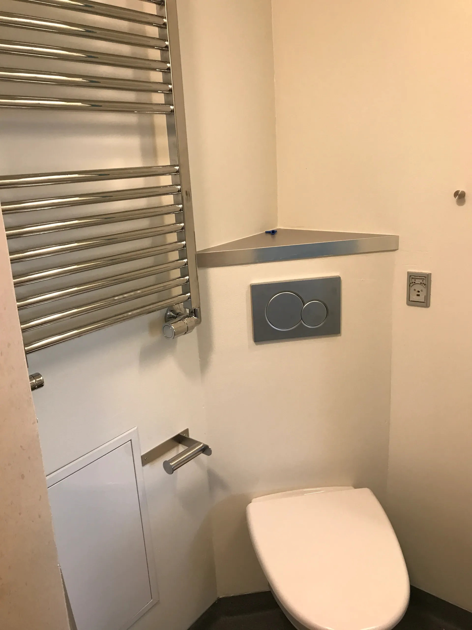 Toilet i lejlighedsrenovering, Reberbansgade — Yderskov Arkitekter